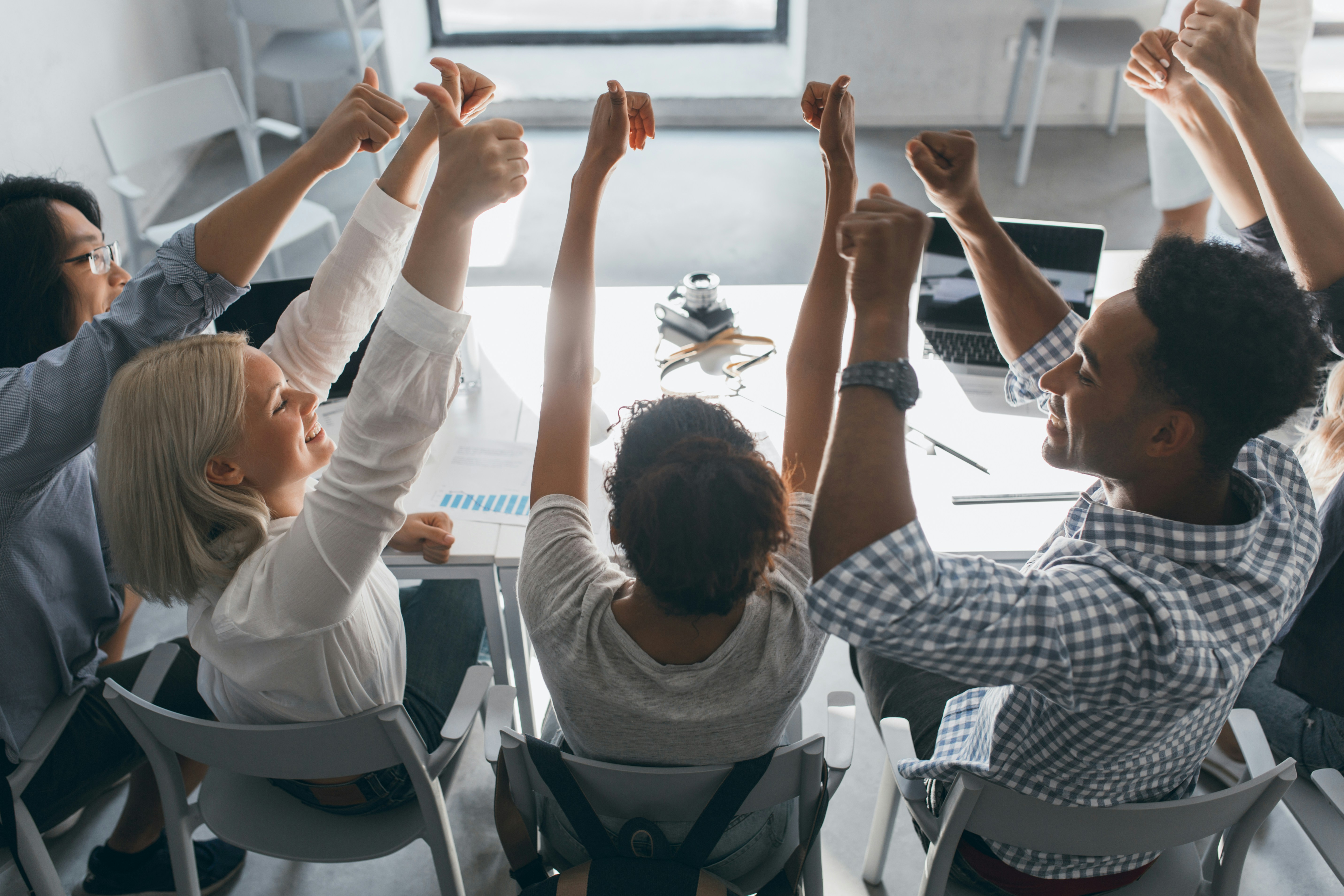 Equipo diverso colaborando en una sesión de trabajo